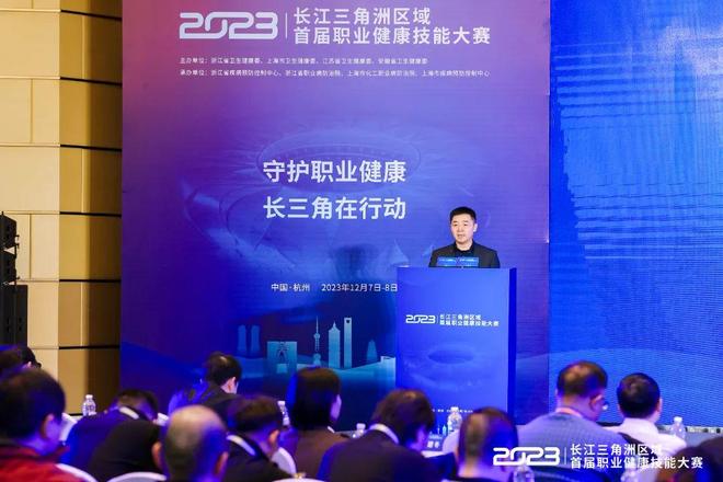 他在接受采 他在接受采