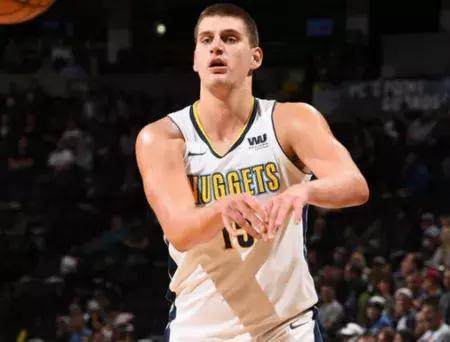 但他的脸部 但他的脸部