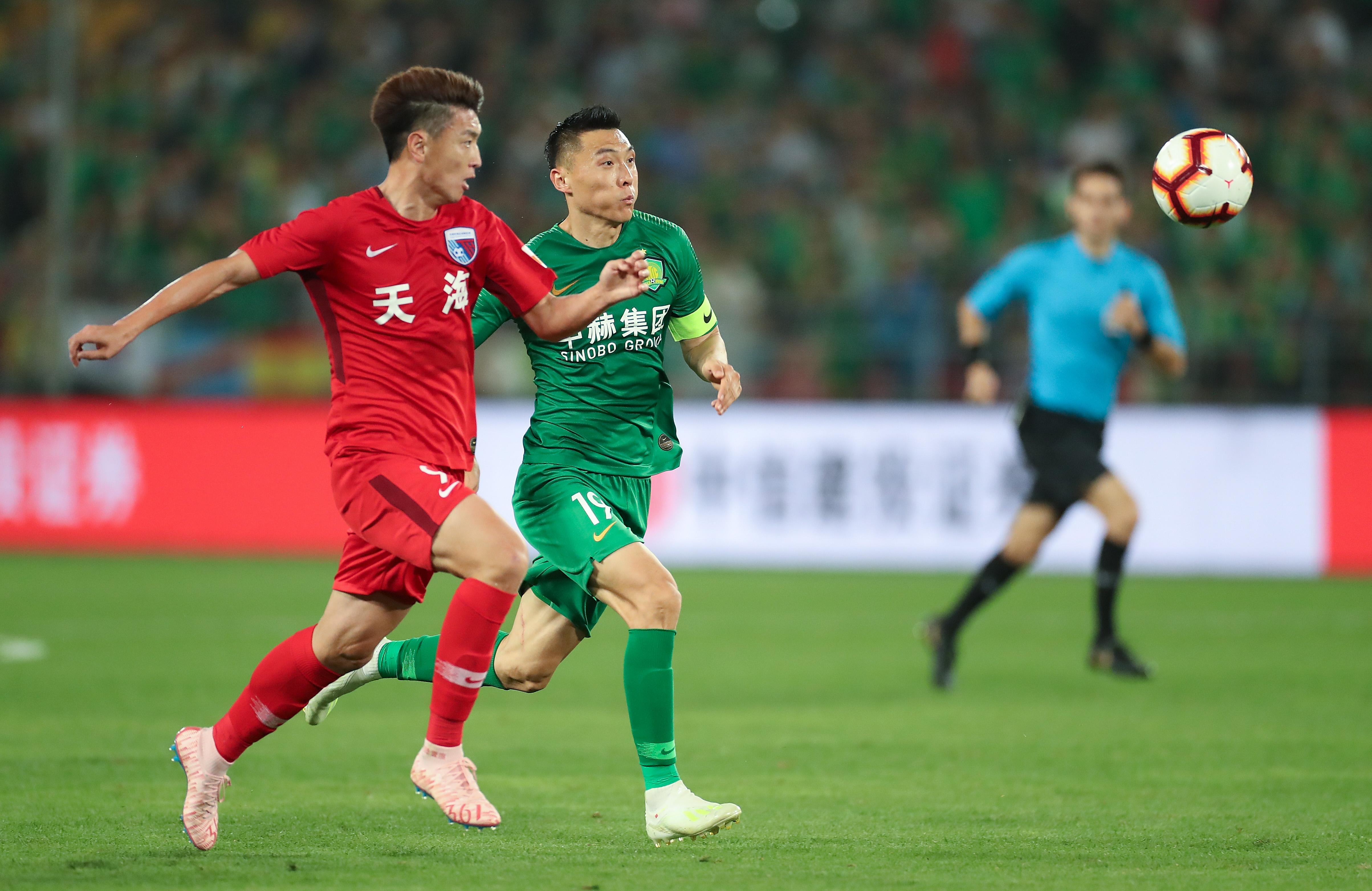 右路的持球 右路的持球