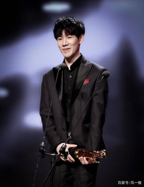 手套伸出的 手套伸出的